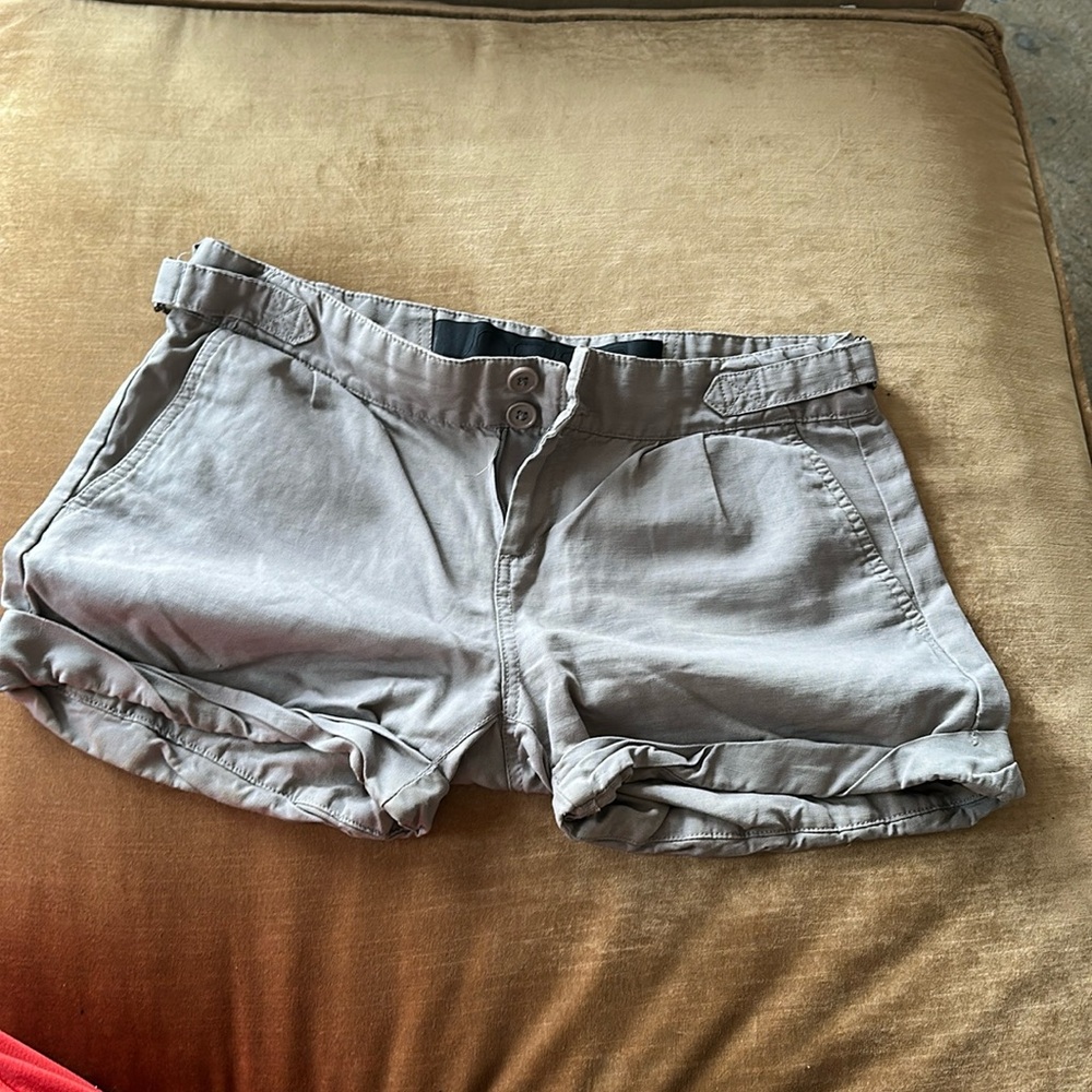 Trendy Tailored Grey canvas cotton shorts Detailed Design Great fit Slim legs